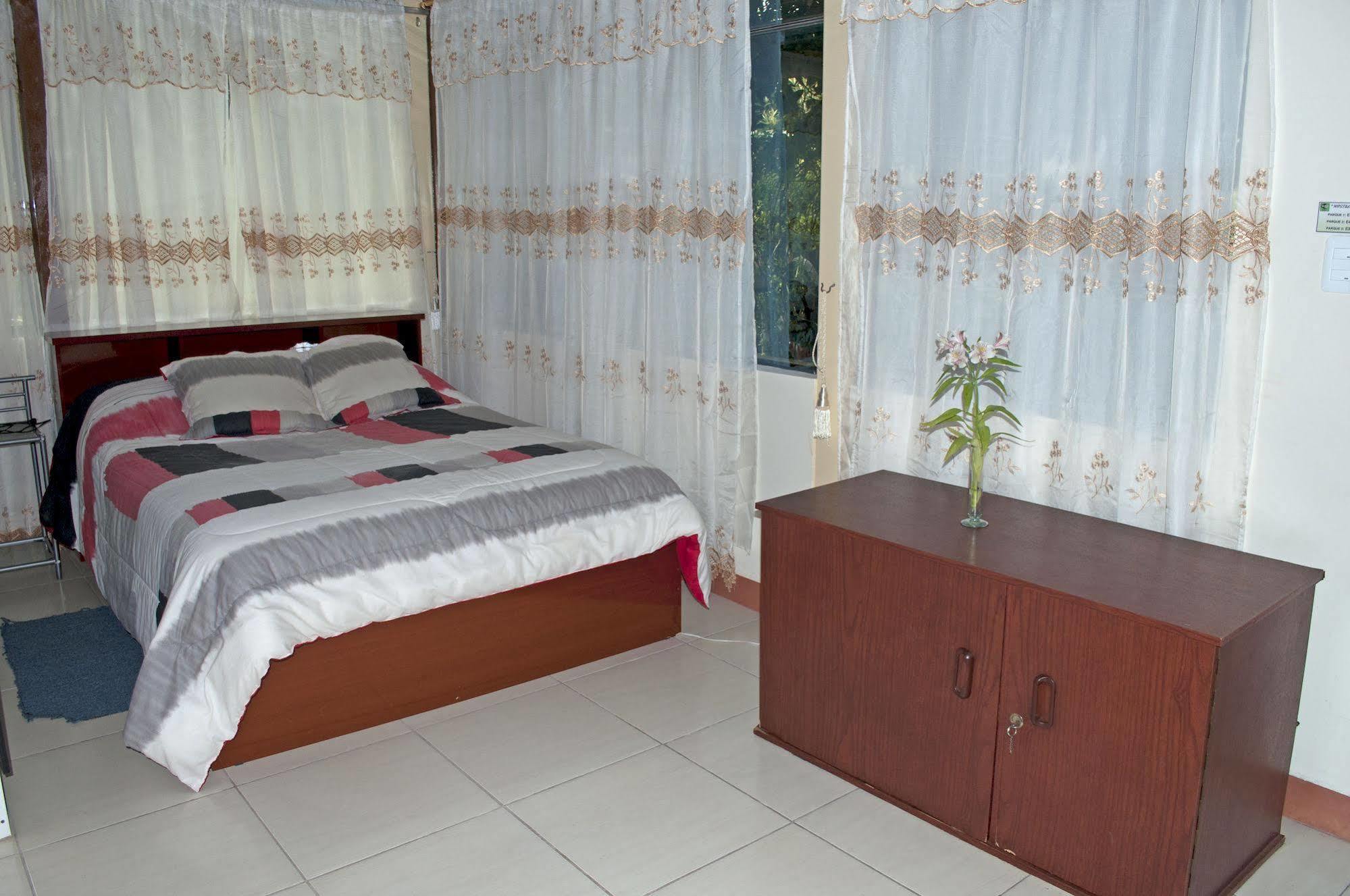 Hostal El Parque Tababela Zewnętrze zdjęcie