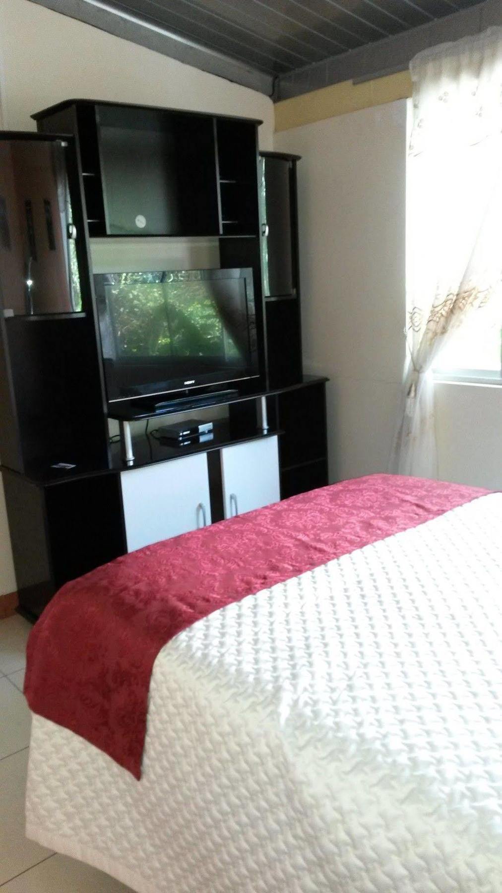 Hostal El Parque Tababela Zewnętrze zdjęcie